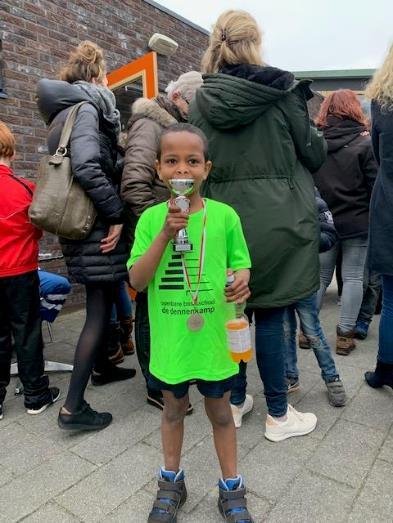 Een winnaar in onze groep 5 april was de scholierenloop in Ommen. De meeste kinderen uit onze groep gingen mee hardlopen. Even rende mee met de jongens uit groep 3.