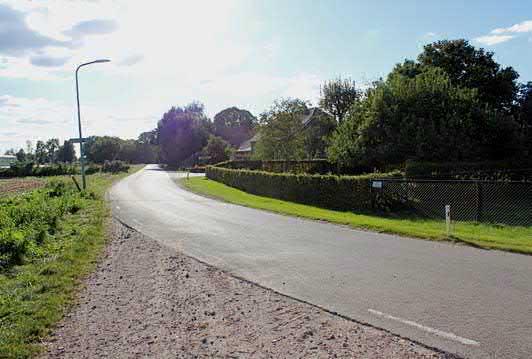 1) Vanaf de Pelmersheide weg, komend uit het noorden bepalen de boomgaard van het belendende erf (Ingelshof)