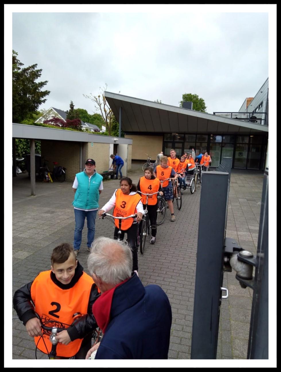 Fietsverkeersexamen 2019 Vrijdag 17 mei was voor 13 leerlingen uit de onder- en middenbouw een spannende dag. Op deze dag vond namelijk het praktisch fietsverkeersexamen plaats waaraan zij deelnamen.