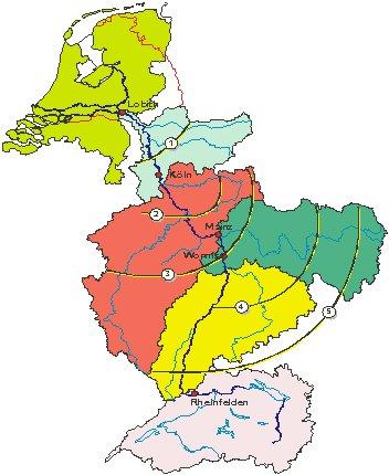 Uit de kaart blijkt dat het stroomgebied van de Rijn veel groter is dan dat van de Maas. Daarmee is ook de afvoer van de Rijn veel groter.