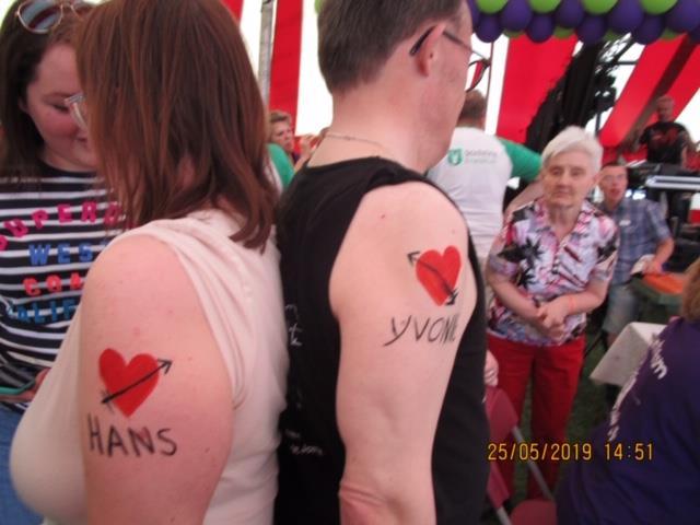 Hans heeft een hartje met de naam Yvonne op zijn arm laten zetten en Yvonne een hartje met de naam Hans.