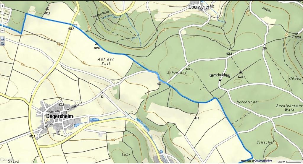 We lopen langs een klein stukje bos. Einde stukje bos LA (bosrand volgen). na ca 200m weer RA, door de velden naar weg WUG34. Weg oversteken en langs de bosrand verder lopen.