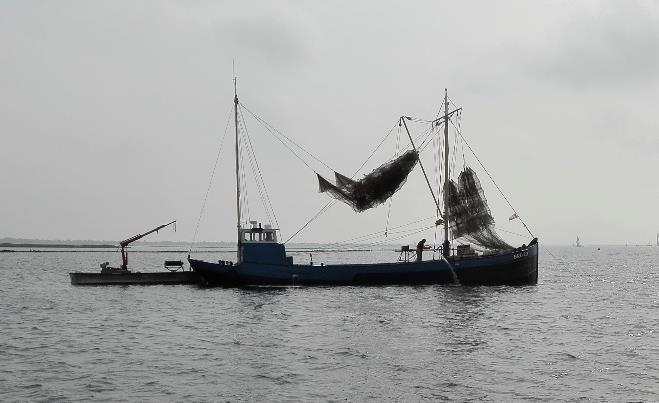 Vissen: In augustus maakte ik een foto van een vissersboot op het Grevelingenmeer.