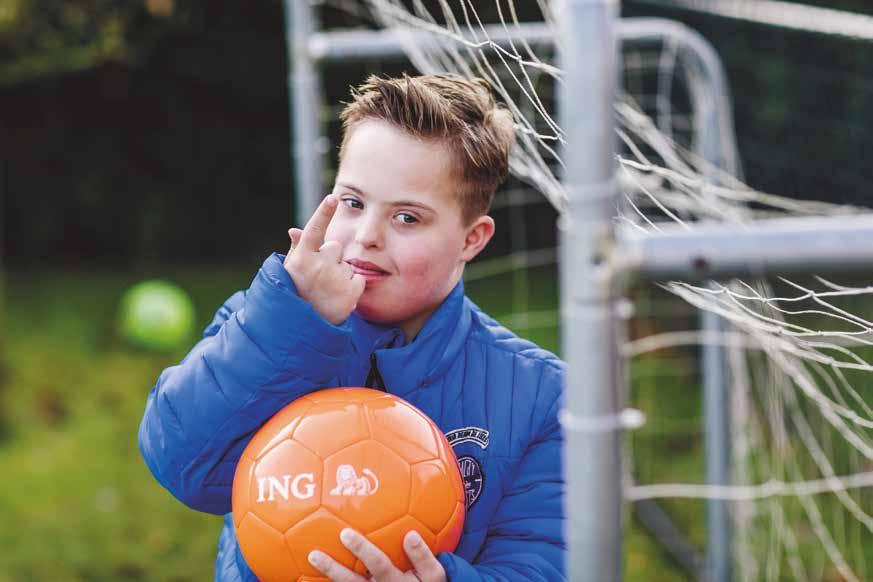 Opstellen om 9.45 uur Om 9.45 uur stellen alle teams zich in rijen op voor de tribune op het hoofdveld. De aanvoerder houdt het bordje met de naam van zijn club vast en omhoog.