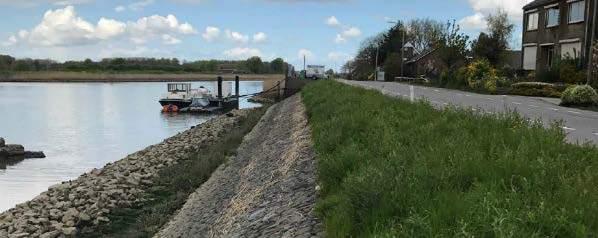 Figuur 27 Schaardijk De dijk heeft een smalle kruin met daarop een gecombineerde autoweg/fietspad en steile taluds.