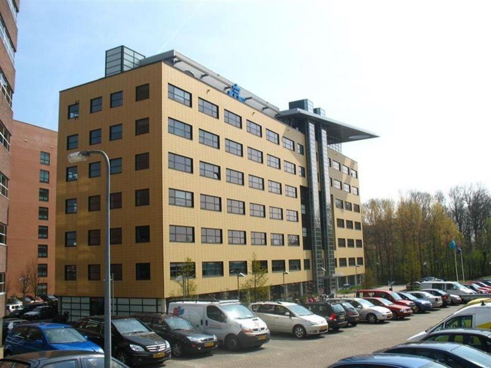 OMGEVINGSFACTOREN Het kantoorpand is gelegen in Businesspark Hoornwijck.