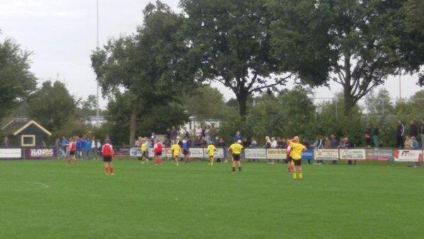 Alle leerlingen van alle groepen zijn van harte uitgenodigd om samen met hun ouders mee te lopen in de stille tocht. Om 19.15 uur verzamelt iedereen zich bij de sporthal. Om 19.30 uur begint de tocht richting de begraafplaats.