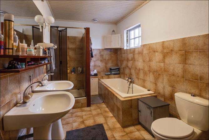 Vervolg indeling: Vanuit de hal is de badkamer bereikbaar, die uitgerust is met 2 wastafels