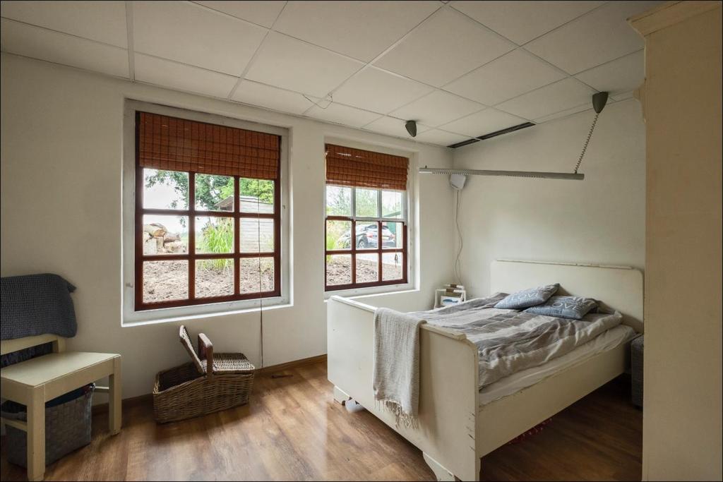 Vervolg indeling: Een deur aan de voorzijde leidt naar een slaap-/werkkamer (10 m 2 ), die via 2 ramen zicht heeft op