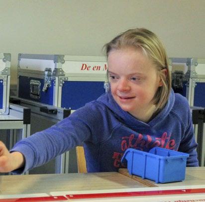 Leerlingen en creatieve expressie, Engels (profiel arbeid), lopen bijvoorbeeld een stage binnen de school.