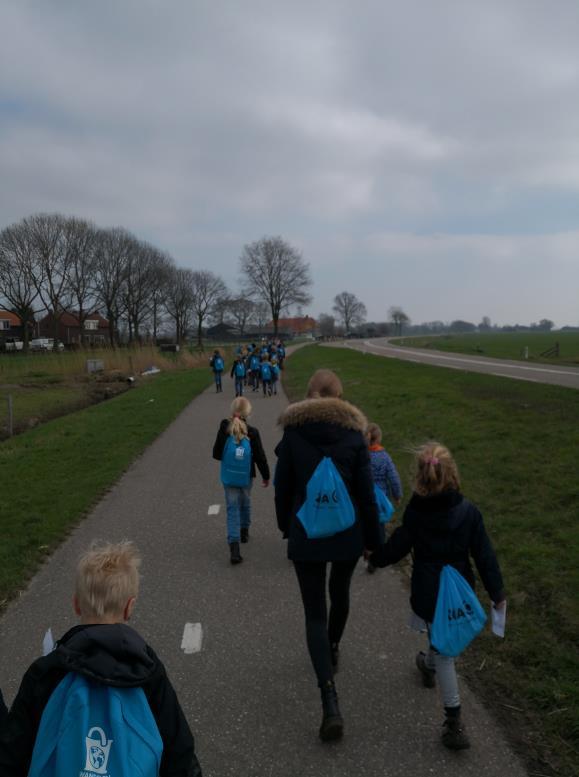 Van de schoolleider De Walk for Water van gisteren was een groot succes! Er werd dapper doorgestapt met de zware flessen in de rugzak. Veel kinderen wilden nog doorlopen toen de tijd om was.