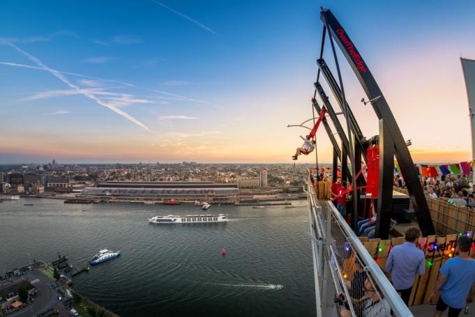 De A DAM Toren biedt ruimte aan onder andere een iconisch observatiepunt, zowel binnen als buiten, een ronddraaiend restaurant, een centrum voor