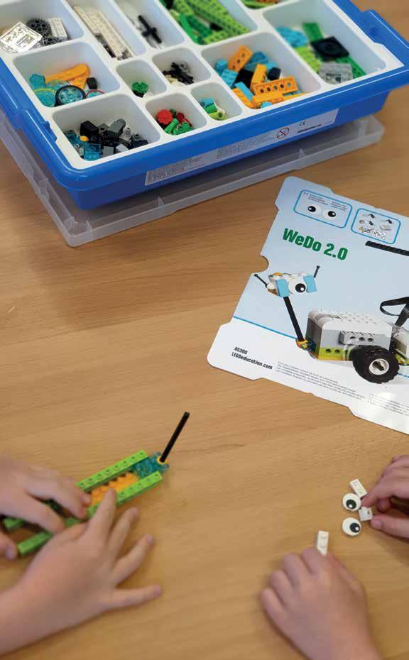 De jongste kinderen starten met de ICT-kisten, waarin verschillende programmeerbare materialen zitten, zoals de Bee-bot, InO-bot en Lego WeDo 2.0.