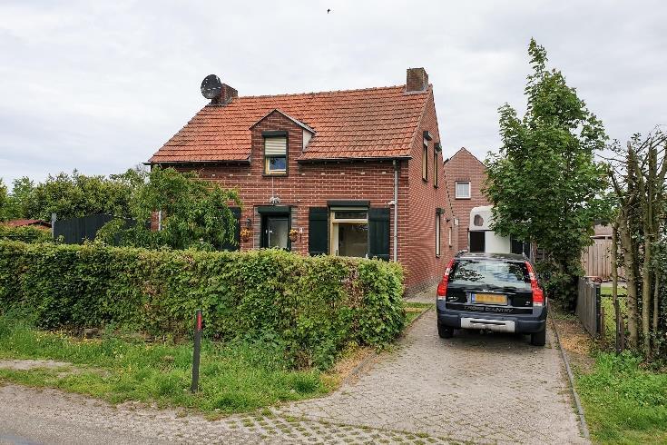 De woning ligt op een perceel van 1500m2, het beschikt over 5 slaapkamers, een groot bijgebouw waar de garage, berging,