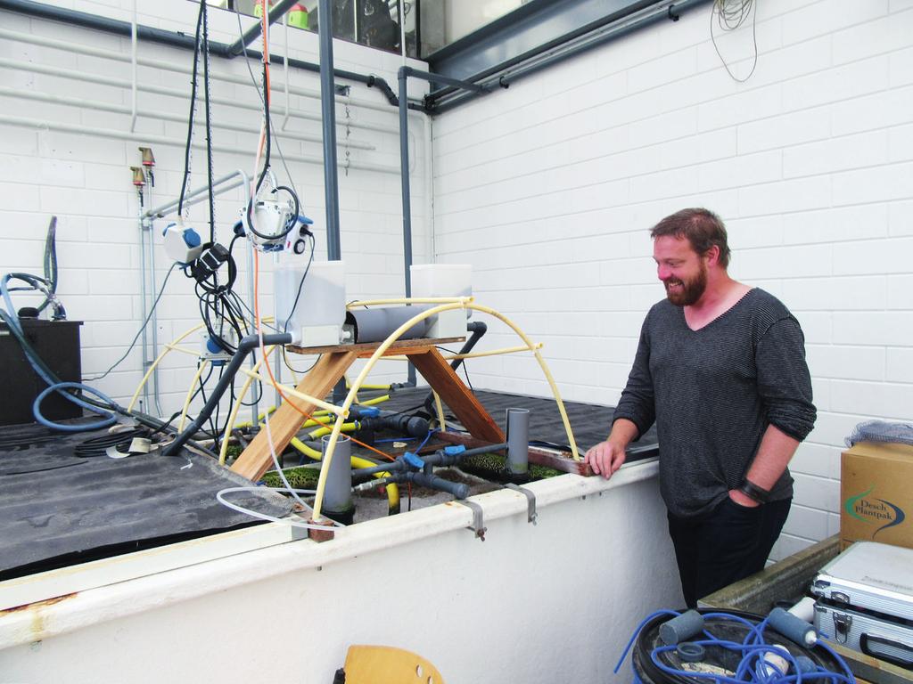 Thijs geeft uitleg bij het aquaponics systeem met regenboogforel. recirculatiesystemen op school. Hierdoor kan dus elke systeem worden omgebouwd in een aquaponicssysteem.