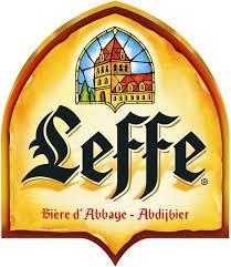 Leffe bieren uit de fles: De abdij van Leffe werd opgericht in 1112, kanunikken leefden hier in gemeenschap samen, met aandacht voor opvang en gastvrijheid.