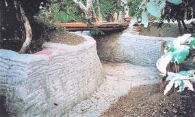 Burg in Nicaragua gebouwd met cementzakken Wat in Nicaraguaanse bergriviertjes kan worden gebruikt, kan ook in Zimbabwaanse bergriviertjes.