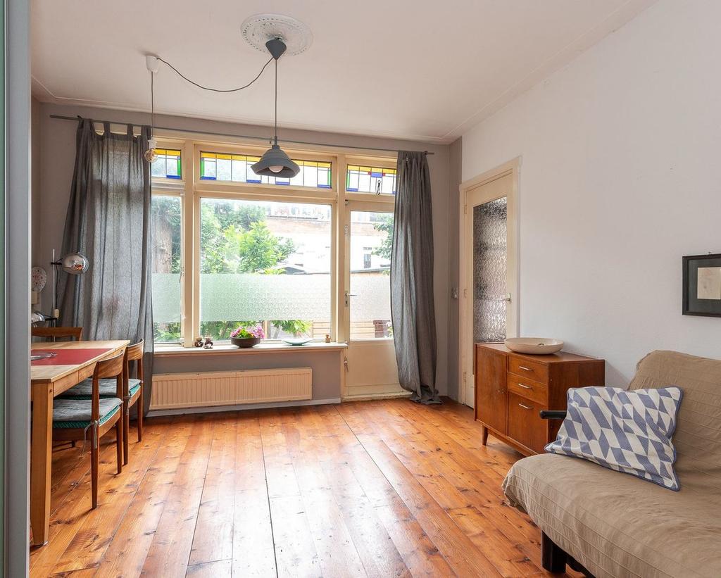 Kenmerken Soort Type Kamers Woonoppervlakte Perceeloppervlakte Inhoud benedenwoning appartement 3 53 m² 0 m² 175 m³ Bouwjaar