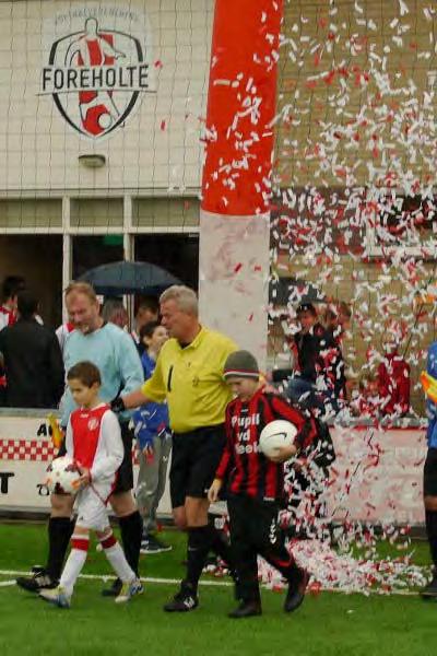 een wedstrijd van AJAX. En er staat nog een rondleiding in het stadion op het programma, dan hoopt Esra Zyech nog eens tegen het lijf te lopen.