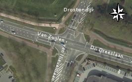 motorvoertuigenrichtingen aparte rijstroken. Alleen op de Dr. Dreeslaan zijn de rechtsaf en rechtdoorrichting gecombineerd. Afrijdend verkeer heeft op het gehele kruispunt één rijstrook beschikbaar.