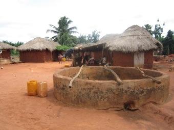 Waterschaarste in Dewuna Ongeveer 40 km ten zuidwesten van de hoofdstad Lomé ligt in het dorpje Dewuna. De hoofdactiviteit van de dorpsbewoners is landbouw.