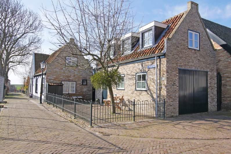 Monumentale vrijstaande woning met op de begane grond een slaapkamer en badkamer Vrijstaande garage met