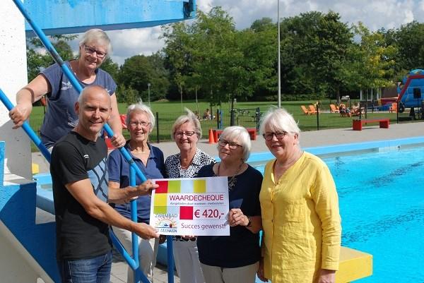 Werkgroep Meeleven Meebesluiten steunt zwembad Begin jaren '90' was er een groep Plattelandsvrouwen actief in een werkgroep Meeleven Meebesluiten over de toekomst van het platteland in onze omgeving.