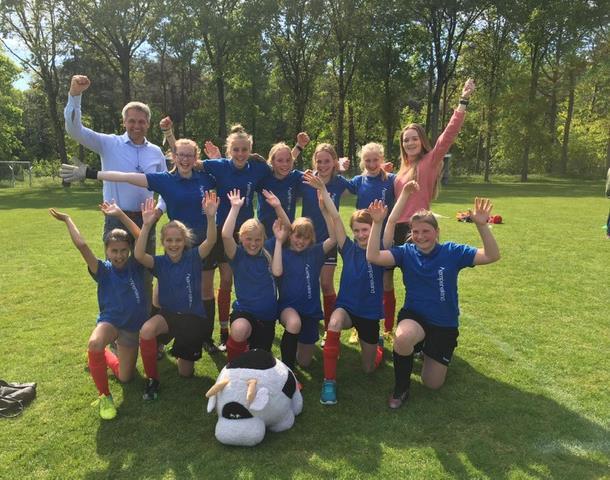 De jongens hebben bij IJVV een gezellig en sportief team samen met Kamperveen.