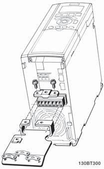 Voor meer informatie, zie EMC-specificaties. 1. Bevestig de ontkoppelingsplaat aan de bodem van de frequentieomvormer met de schroeven en sluitringen uit de accessoiretas. Afbeelding 5.