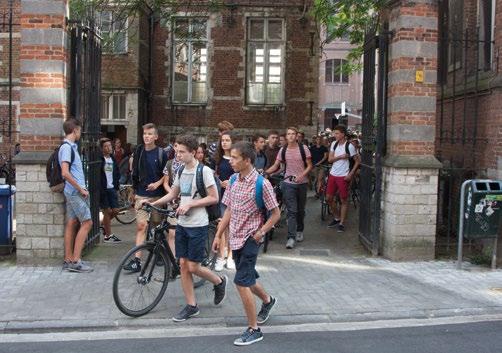 hoe kom je naar school? Kom je, zoals de meerderheid van de leerlingen, met de fiets naar school? Er bestaat een uitgebreid fietspadennet waardoor je op een veilige manier in het stadscentrum geraakt.