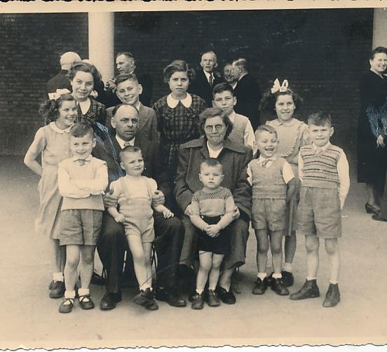 Mortsel 1952 Achteraan van links naar rechts Godelieve, Jozef, Maria, Hendrik en An In het