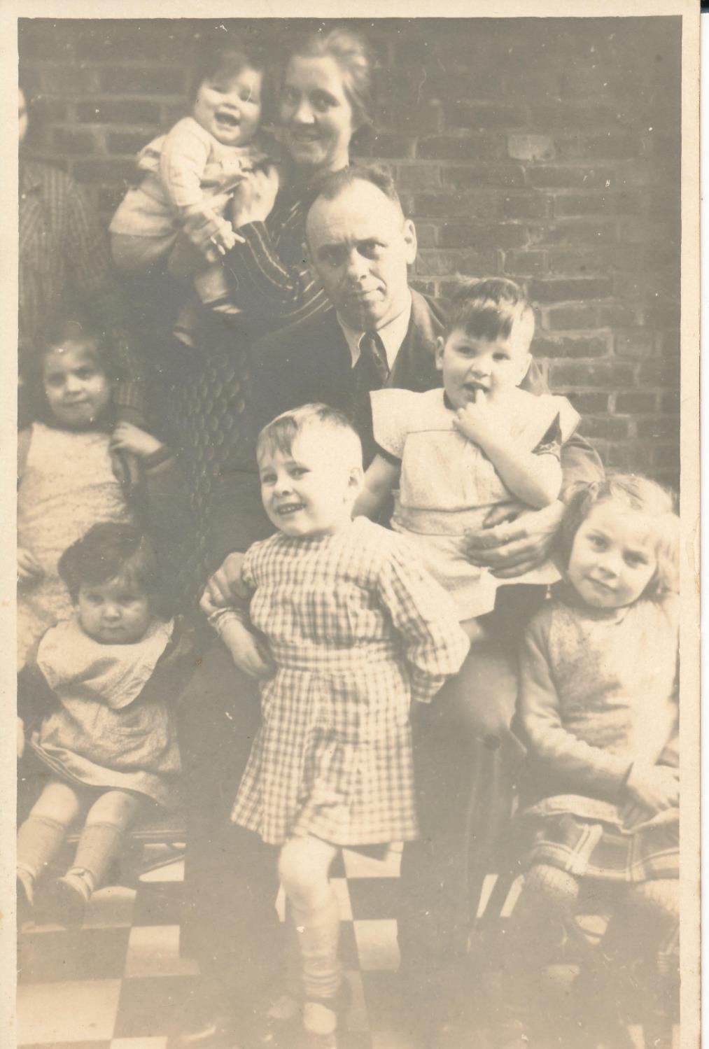 Meerle 1942 Vader en moeder met vooraan links gezeten An, rechtstaande Jozef en