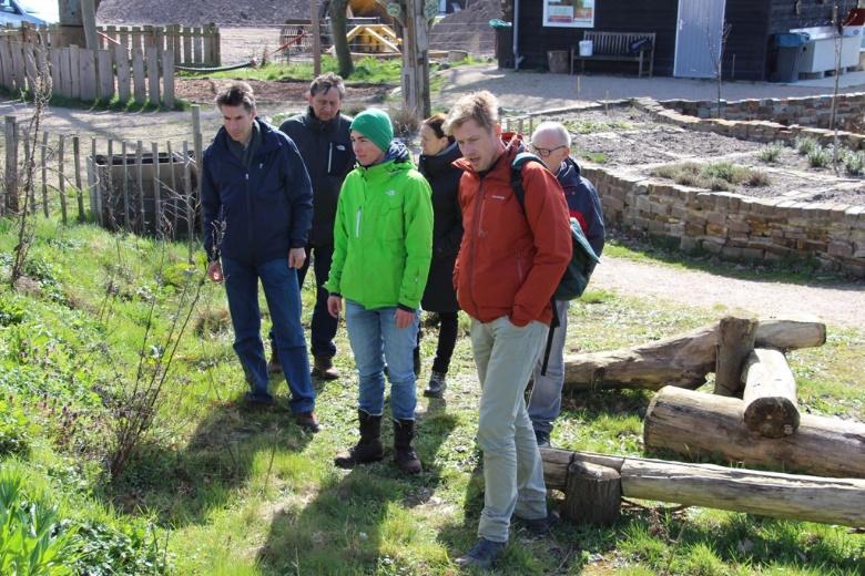 Grote ratelaars zijn dan ook te vinden in natte tot vochtige hooilanden, bermen, dijken, in de duinen en langs waterkanten. Grote ratelaar is in Nederland algemeen wijd verspreid.