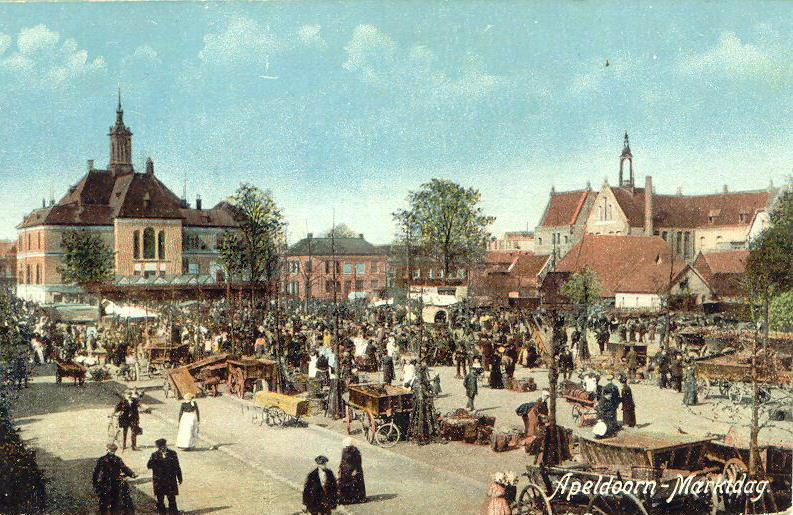 Op de ansichtkaart zie je een Apeldoornse markt in ongeveer 1925.