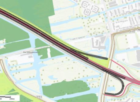 Afbeelding 10: Watersysteem en afvoerrichting in en rondom het plangebied Afbeelding 11: globale ligging van het plangebied (roze pijl) t.o.v. Natura 2000 (groen) gebieden.