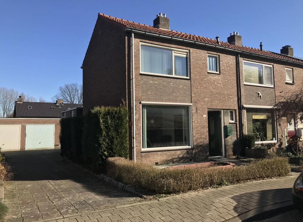 KENMERKEN Aanvaarding: in overleg Soort woning: eengezinswoning Type woning: hoekwoning Aantal kamers: 5 Aantal slaapkamers: 4 Bouwjaar/-periode: 1959 Bouwvorm: Bestaande bouw Permanente bewoning: ja