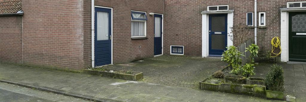 bijkeuken met douchecabine en aansluiting wasapparatuur; achtertuin met afsluitbare achterom en toegang tot berging; op de 1e verdieping treft u de 3 slaapkamers; separate toiletruimte en badkamer.