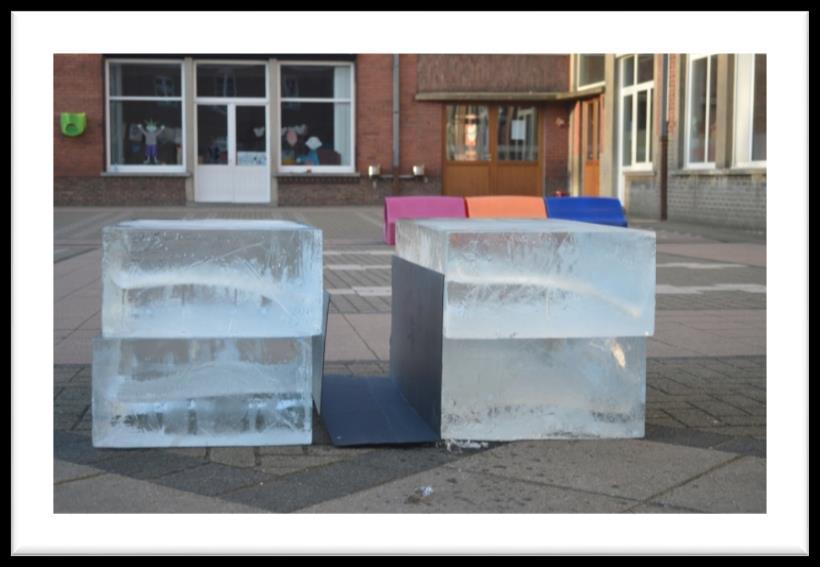 Bij Ice-blocks (een firma gespecialiseerd in grote ijsblokken: voor oa. Ijssculpturen) konden we afval-ijs ophalen. Dit is ijs die niet helemaal doorzichtig is, door vb een barst.