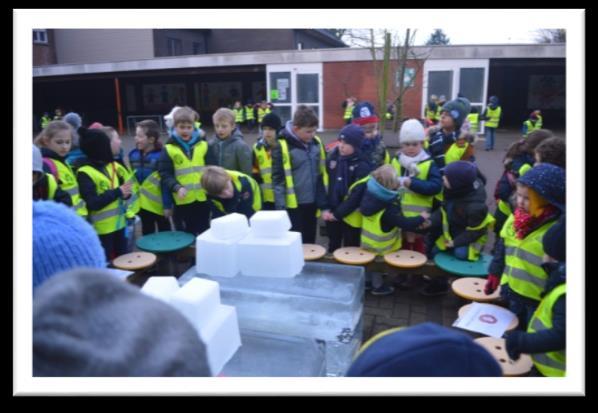 Plots verscheen Kleine Beer op het toneel. Hij vond het wel leuk, hier op school en wou een tijdje logeren.