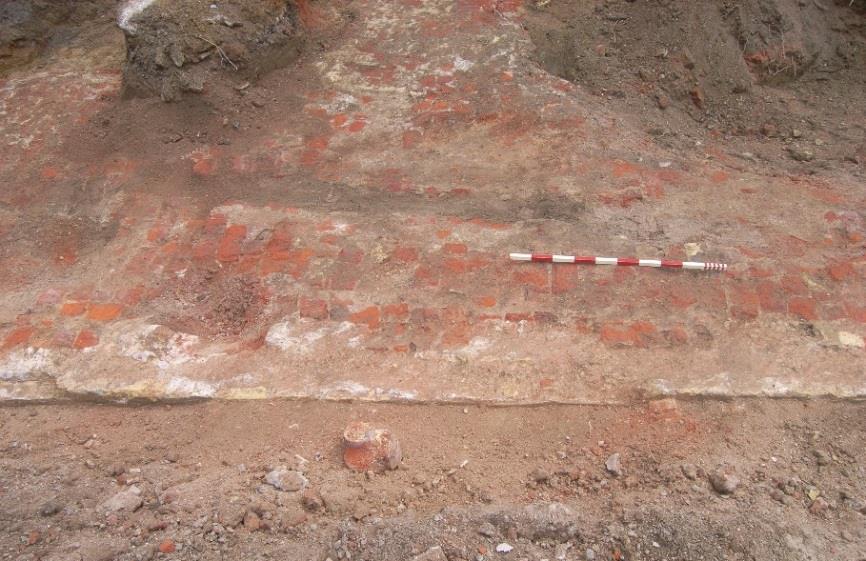 Het parement aan de veldzijde is met gele baksteen heropgebouwd (22 x 10,5 5 à 5 cm; 21,5 x 11 x 5 à 6 cm; 10 lagen: 61 cm).