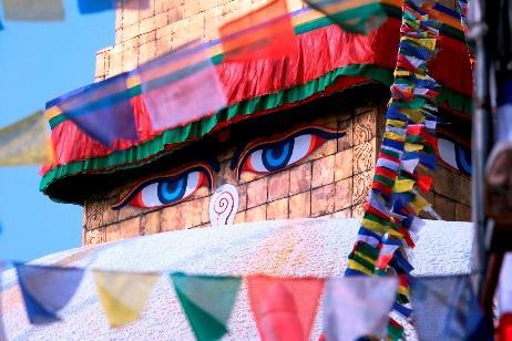 In dit deel van de stad hebben zich sinds de Chinese inval in hun land vele Tibetanen gevestigd. Iedere dag komen de Tibetaanse pelgrims naar Bouddhnath toe.