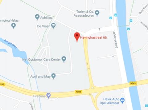 De locatie is strategisch gekozen, met de ligging langs de N9 richting Den Helder, waar zowel doorgaand als bestemmings-verkeer gemakkelijk komt.