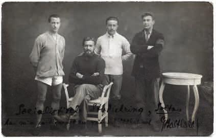 August Balthazar (rechts met armen gekruist) met de door hem opgerichte Socialistische Studiekring in het krijgsgevangenkamp Soltau, 1916.