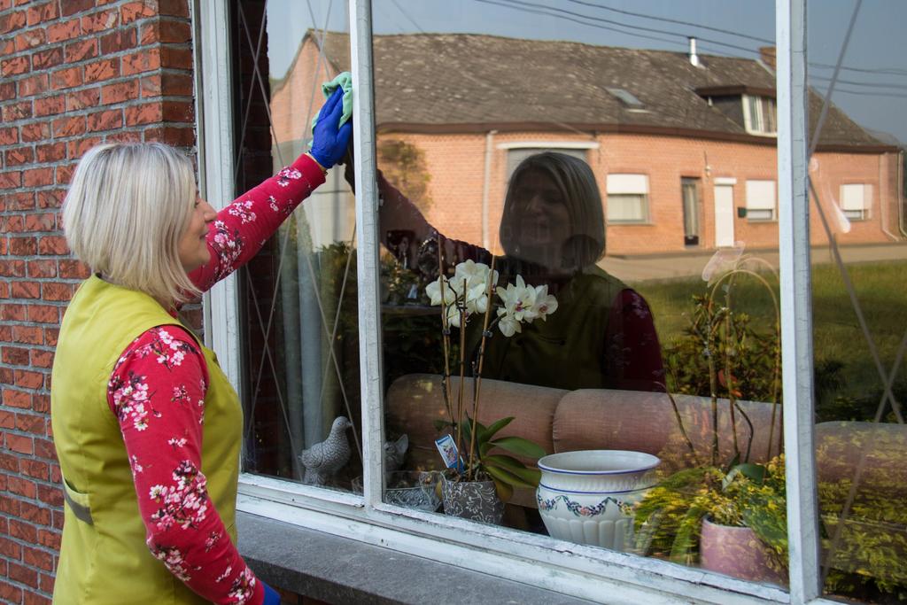 14 Beëindiging van de hulpverlening De dienst kan de hulpverlening om volgende redenen beëindigen: overlijden van de gebruiker; onderbreking van de hulpverlening door de gebruiker van 8 weken of