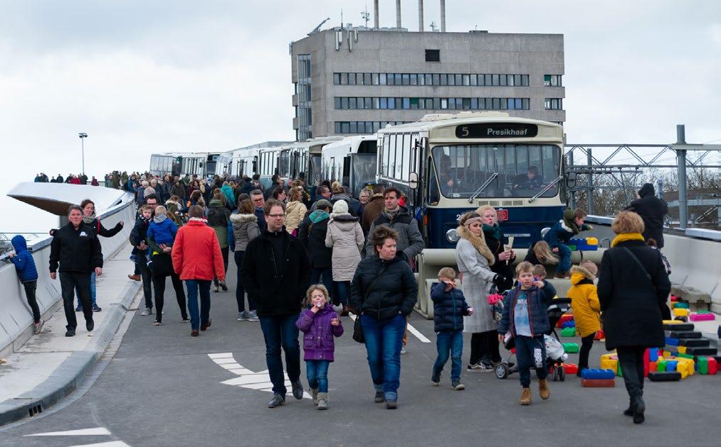 15.000 mensen op Busbrugfestival Op 9 februari, acht dagen voor de stad- en streekbussen het nieuwe busstation en de busbrug in gebruik namen, vierde Zwolle met 15.
