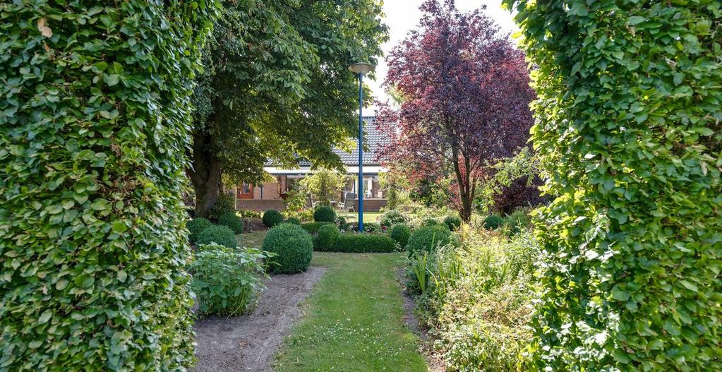 ervaar de rust Vrijstaande woning met vrijstaande garage gelegen in het buitengebied met een prachtig aangelegde tuin op een perceel van 4.460 m2.