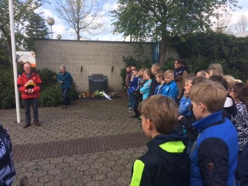 Overdracht monument. Het oorlogs/herdenkingsmonument op het Meidoornplein wordt jaarlijks door een school geadopteerd.