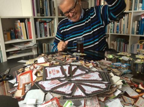 Wij, Bob de Brigade- fotograaf en Jacqueline met een vrachtwagen vol cadeaus voor de bezoekers, Frank de lotenman en zijn vrouw Rina van de facilitaire dienst, Marijke van de coördinatie en Marianne