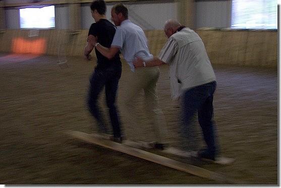 Na het eten was het tijd voor Oud Hollandse spellen, zoals hier het plank lopen.