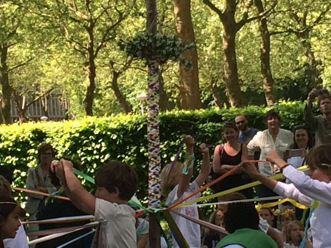 Veel ouders stonden klaar om ons daar bij het feest te vergezellen. Wat zag iedereen er prachtig uit, zo samen in wit gekleed! De kleuters zongen en dansten onder de hemel van linten.